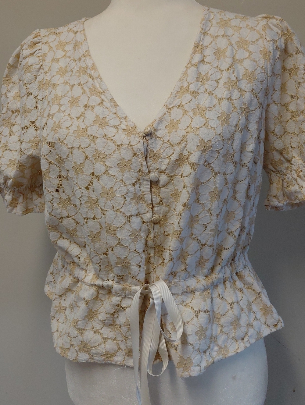Skies are Blue Gold/Cream Lace Peplum Blouse Top Size M